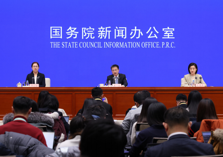 2024年1月17日，国务院新闻办公室在北京举行新闻发布会，作者（中）介绍2023年国民经济运 行情况，并答记者问。